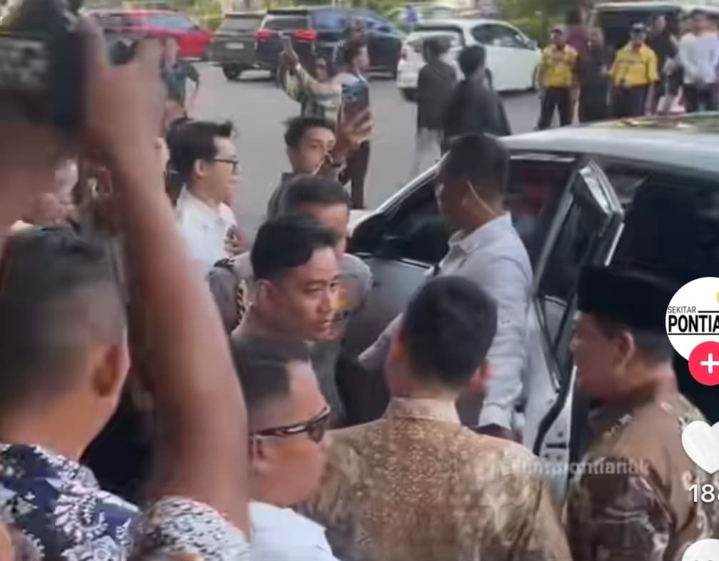 Mas Wapres Masuk Mega Mall Pontianak: Gibran Tiba-Tiba Taktir Buku, Pengunjung Heboh!"