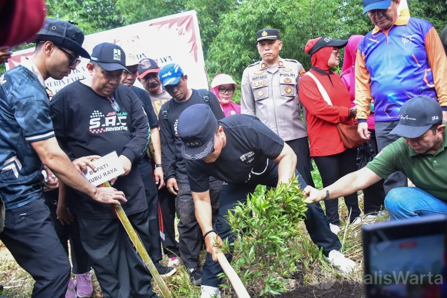 Menanam Pohon Bukan Hanya Seremoni, Bupati Sujiwo Gencarkan Gerakan Cinta Bumi di Kubu Raya